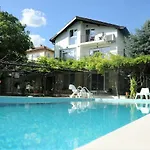 Regina Serafina Villa *