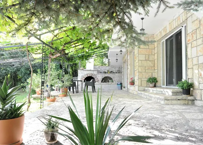 Regina Serafina Villa *